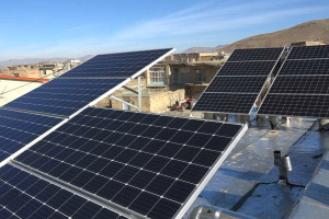 فیلم | راه اندازی نیروگاه های خورشیدیِ خانگی در بوئین میاندشت