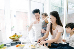 10 راهنمایی ساده برای اینکه الگوی تغذیه و زندگی سالم برای فرزند خود باشیم