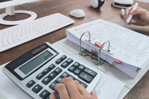 رابطه ی تفاوت مالیات تشخیصی و ابرازی با مدیریت سود