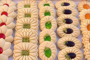 آموزش گام به گام پخت شیرینی گل خانگی عید نوروز همراه با تصاویر