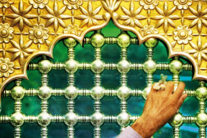 چرا زیارت بزرگان دین به ما سفارش شده است ؟