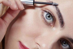 بررسی علل و عوامل ایجاد شوره ابرو