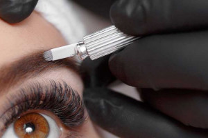 میکروبلیدینگ ابرو چیست و چگونه انجام می شود ؟