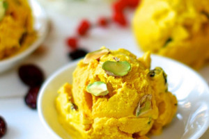 طرز تهیه بستنی سنتی زعفرانی با طعمی دلچسب