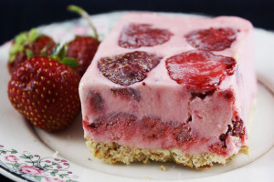 طرز تهیه بیسکویت بستنی توت فرنگی دسر مناسب فصل بهار