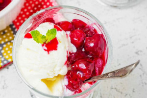 آموزش تهیه دسر گیلاس به 3 روش مناسب فصل بهار