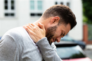 آشنایی با علل و علائم گرفتگی گردن