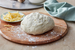 چگونه خمیر پیتزا ترد درست کنیم ؟