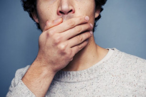 درمان طعم بد دهان : علت بد مزه شدن دهان چیست ؟
