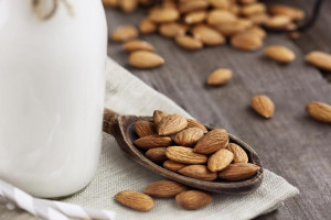 10 خاصیت شگفت انگیز بادام برای کودکان