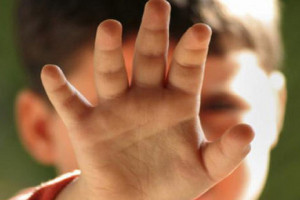 کودک آزاری این بار با آویزان کردن گردن بچه با تسبیح