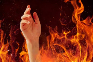آتش زدن همسر با یک بطری بنزین ؟