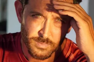 عکس بازسازی شده بازیگر خوشتیپ هندی به همراه خواهر مادر و برادرش!