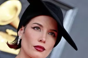 خواننده زن معروف در هفته مد پاریس با حجاب ظاهر شد!