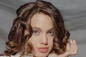 قاب بسیار قدیمی کمتر دیده شده از پدر ٬مادربزرگ و برادر آنجلینا جولی!