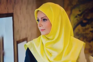 خانم مجری با این مانتو شلوار چهارخونه لاغرتر خودشو نشان میدهد!!!