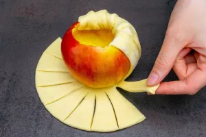 توی ۵ دقیقه این دسر پفکی خوشمزه رو با ۲ عدد سیب درست کنید !