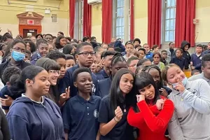 کمک 3 میلیارد تومانی کاردی بی به مدرسه دوران ابتدایی اش!