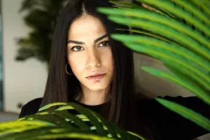 عینک های متنوع و عجیب ستاره سریال پرنده سحر خیز!