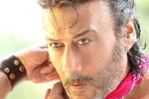 تصاویر زیرخاکی جکی شروف بازیگر معروف هندی در کنار مادر قزاقستانی اش!