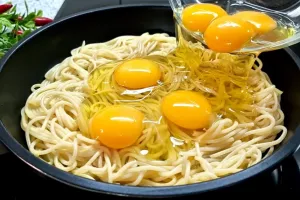 اسپاگتی و تخم مرغ را به این صورت سرخ کنید نتیجه آن خوشمزه خواهد بود!