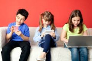 کودکان را در استفاده از تلویزیون وبازیهای کامپیوتری محدود کنید