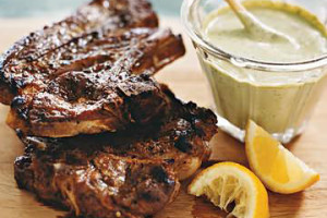 دنده گوسفند با سس اِیُولی