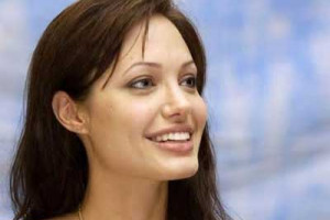 آنجلینا جولی کتاب زندگی نامه اش را می نویسد