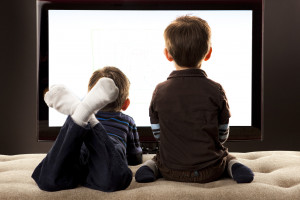 چگونه عادت تلویزیون تماشا کردن کودکان را کم کنیم؟