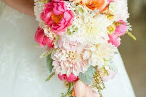 مدل دسته گل عروس همراه با گلهای طبیعی
