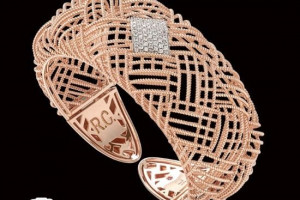 مدل جواهرات برند Roberto Coin