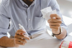آشنایی با اسپری بینی نافارلین و مزایای درمانی آن