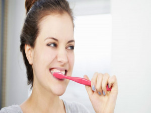 خونریزی لثه و راه های درمان طبیعی و خانگی خونریزی لثه