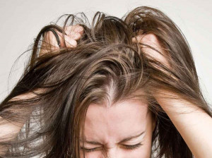علت شوره و پوسته شدن کف سر و راه های مناسب برای درمان این عارضه