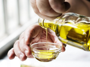 ۱۲ خاصیت اعجاب انگیز روغن زیتون برای پوست صورت