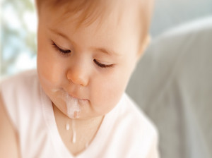 رفلاکس نوزادان و استفراغ شیر و آروغ زدن خطرناک است؟