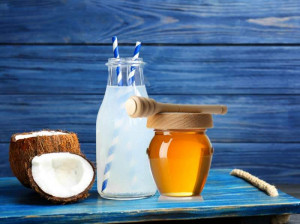 ۸ خاصیت استثنایی آب نارگیل و عسل