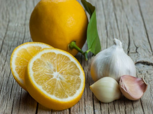 ۱۲ خاصیت معجزه آسا معجون سیر و لیمو برای قلب و عروق