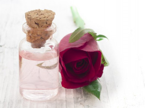 10 خاصیت شگفت انگیز روغن گل رز (گل سرخ)