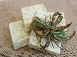 فواید بی نظیر صابون رزماری برای پوست های چرب +طرز ساخت خانگی آن