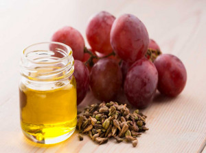 ۶ مزیت شگفت انگیز روغن هسته انگور برای سلامت مو