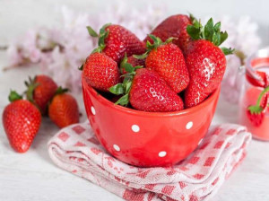 ۱۰ مزیت بی نظیر روغن توت فرنگی برای زیبایی پوست