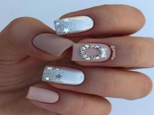 طراحی لاک ناخن دخترانه بصورت تخصصی و انواع مدل دیزاین ناخن