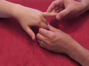 علت و درمان گز گز کردن نوک انگشتان دست چیست ؟
