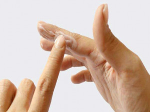 راههای اعجاب انگیز برای پاک کردن چسب قطره‌ ای از روی پوست دست