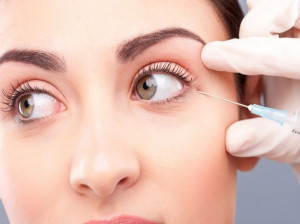 بوتاکس دور چشم چگونه انجام میشود و چه عوارضی دارد ؟