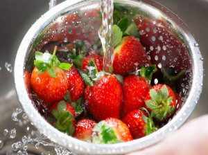 نحوه شستن انواع میوه چگونه است ؟