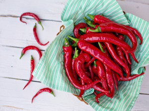 تاثیر خوردن غذاهای تند بر نوزادان تغذیه کننده از شیر مادر