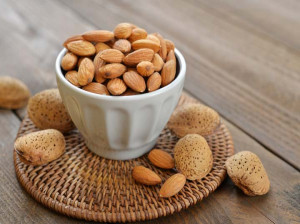 خلال کردن بادام