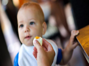 تخم مرغ برای کودکان غذایی مناسب است